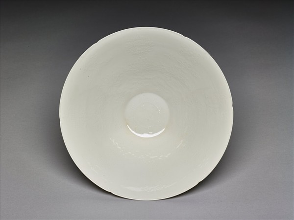 甜白釉番蓮八寶紋葵瓣口碗