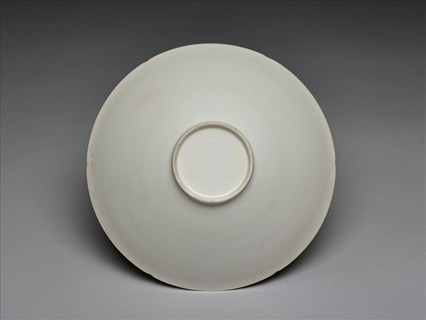 甜白釉番蓮八寶紋葵瓣口碗