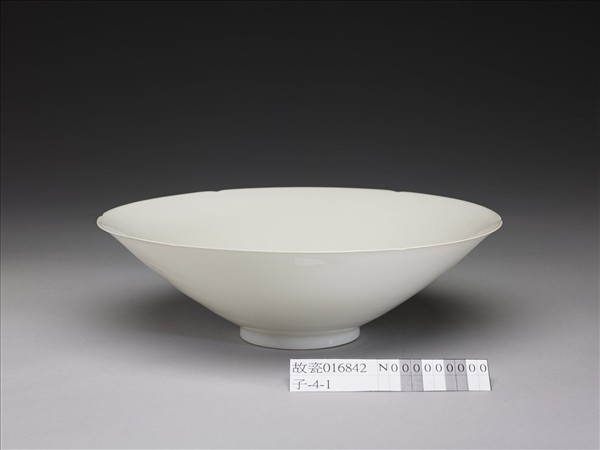 甜白釉番蓮八寶紋葵瓣口碗