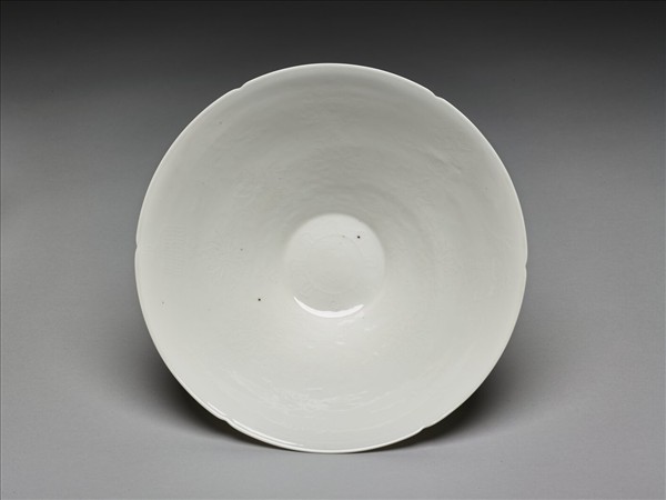 甜白釉番蓮八寶紋葵瓣口碗