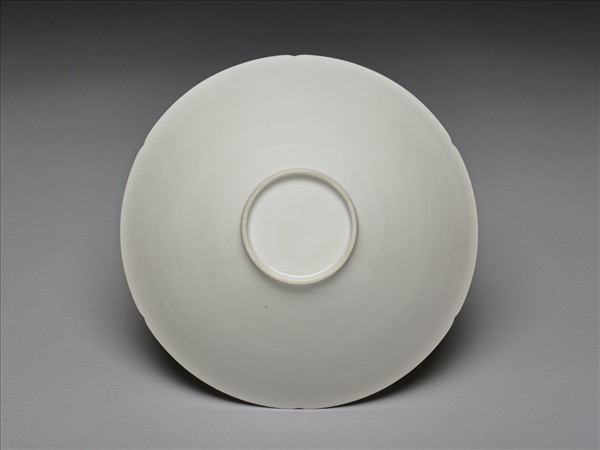 甜白釉番蓮八寶紋葵瓣口碗