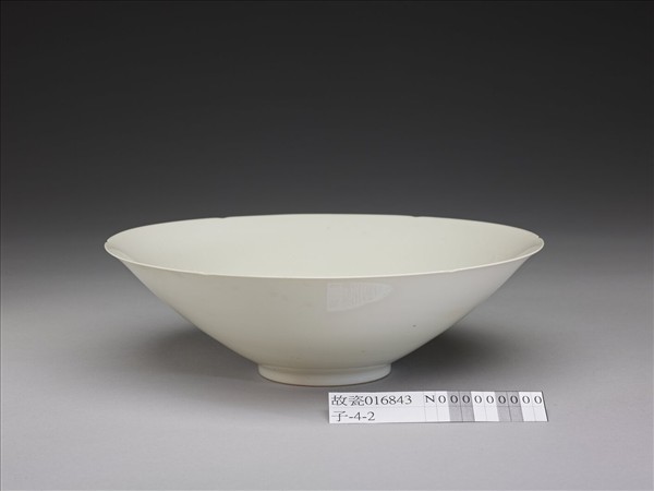 甜白釉番蓮八寶紋葵瓣口碗