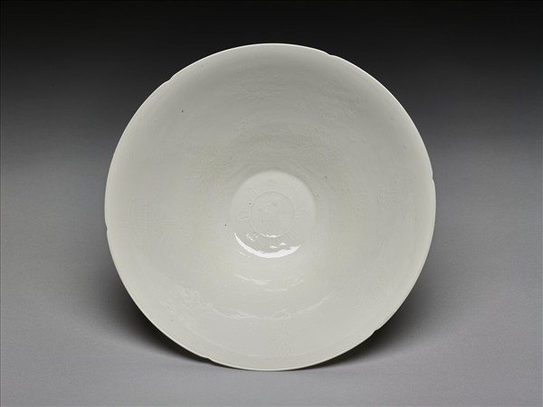 甜白釉番蓮八寶紋葵瓣口碗