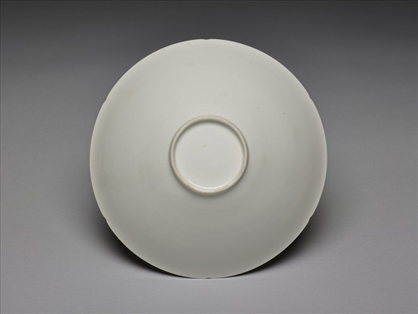 甜白釉番蓮八寶紋葵瓣口碗