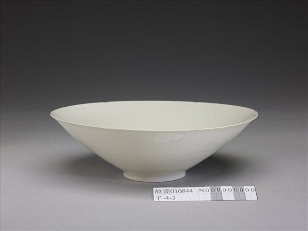 甜白釉番蓮八寶紋葵瓣口碗