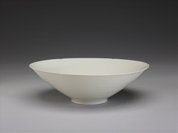 甜白釉番蓮八寶紋葵瓣口碗