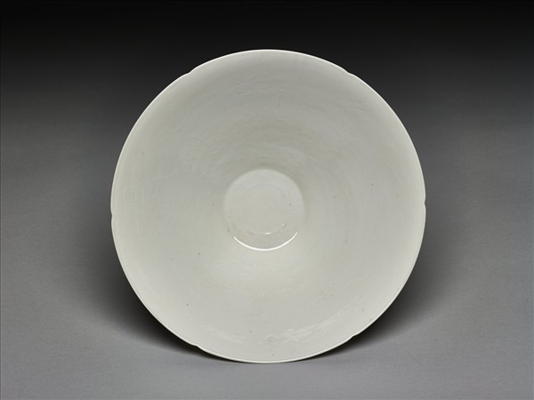 甜白釉番蓮八寶紋葵瓣口碗