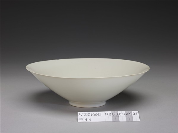 甜白釉番蓮八寶紋葵瓣口碗