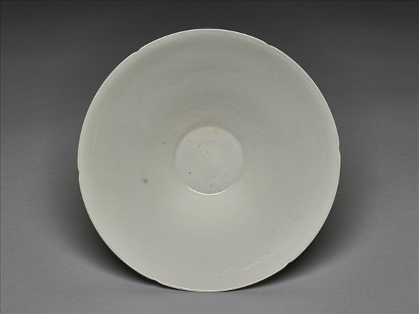 甜白釉番蓮八寶紋葵瓣口碗