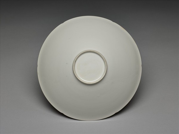 甜白釉番蓮八寶紋葵瓣口碗