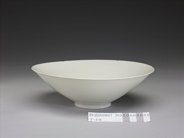 甜白釉番蓮八寶紋葵瓣口碗