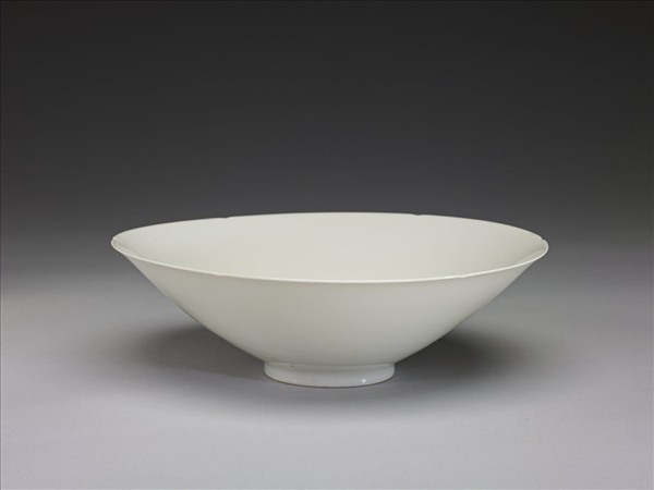 甜白釉番蓮八寶紋葵瓣口碗