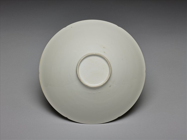 甜白釉番蓮八寶紋葵瓣口碗