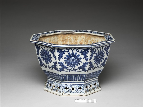 青花番蓮紋花盆