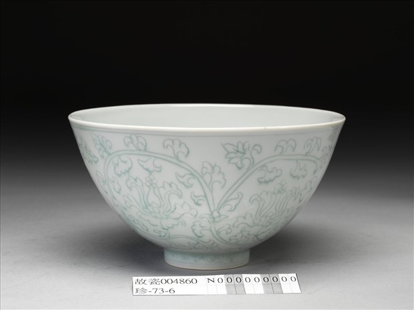 淺青釉劃花纏枝花卉紋蓮子碗