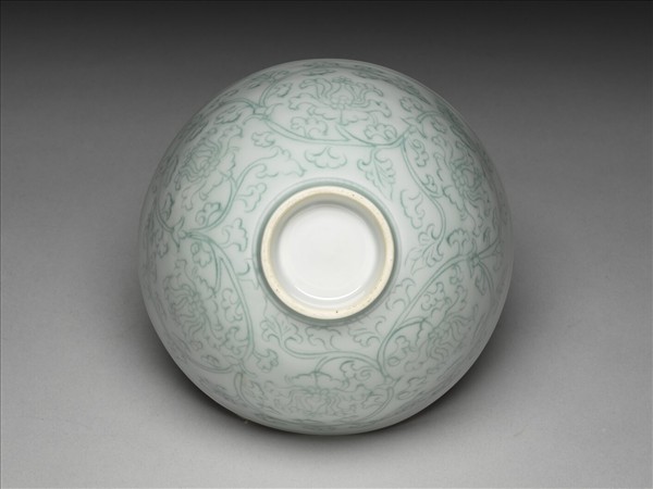 淺青釉劃花纏枝花卉紋蓮子碗