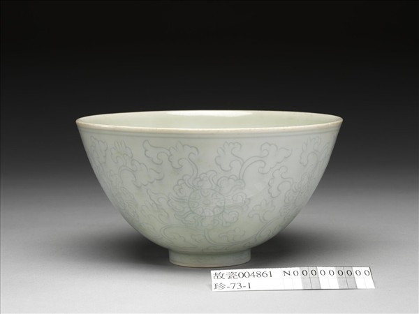 淺青釉劃花纏枝花卉紋蓮子碗