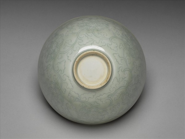 淺青釉劃花纏枝花卉紋蓮子碗