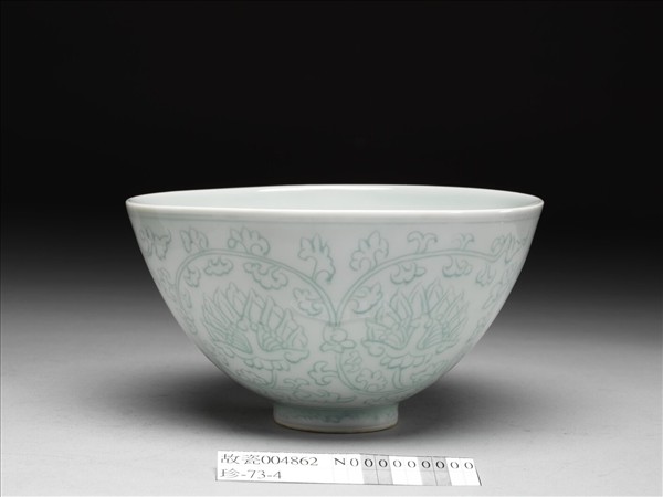 淺青釉劃花纏枝花卉紋蓮子碗