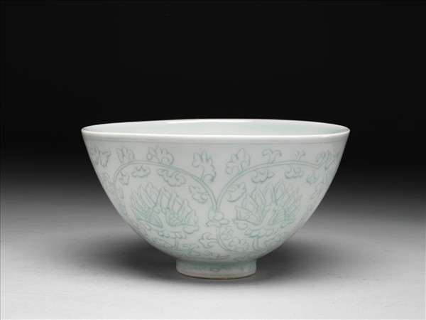 淺青釉劃花纏枝花卉紋蓮子碗