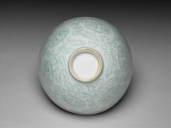 淺青釉劃花纏枝花卉紋蓮子碗