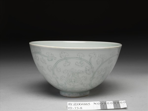 淺青釉劃花纏枝花卉紋蓮子碗