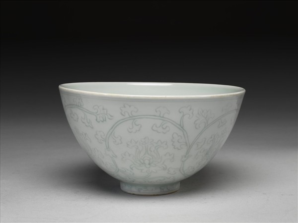 淺青釉劃花纏枝花卉紋蓮子碗