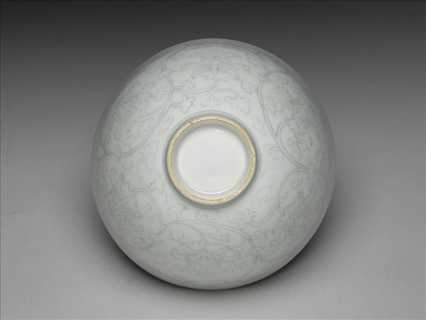 淺青釉劃花纏枝花卉紋蓮子碗