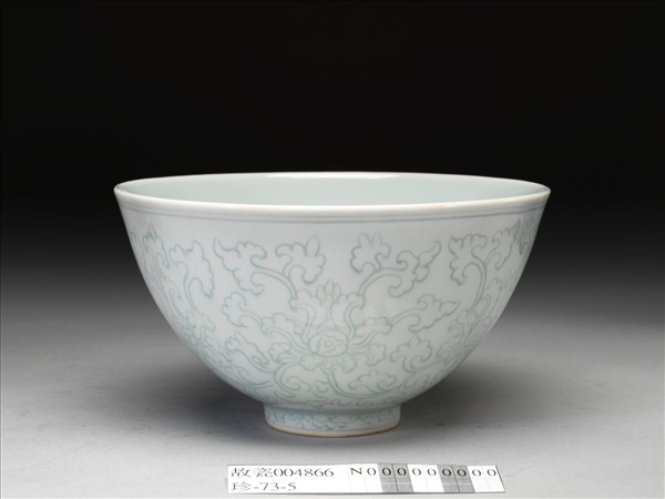 淺青釉劃花纏枝花卉紋蓮子碗