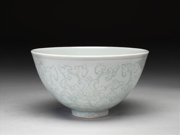 淺青釉劃花纏枝花卉紋蓮子碗