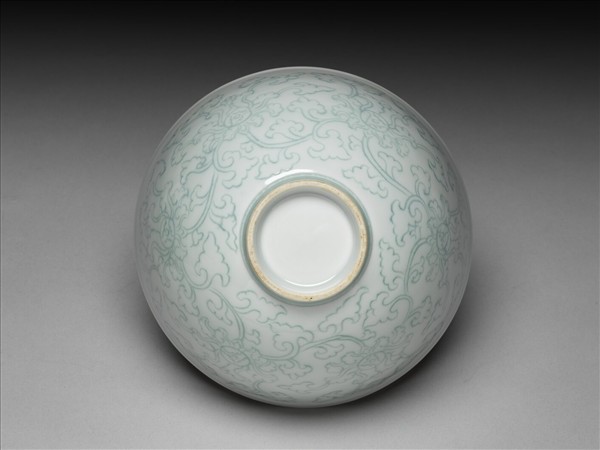 淺青釉劃花纏枝花卉紋蓮子碗