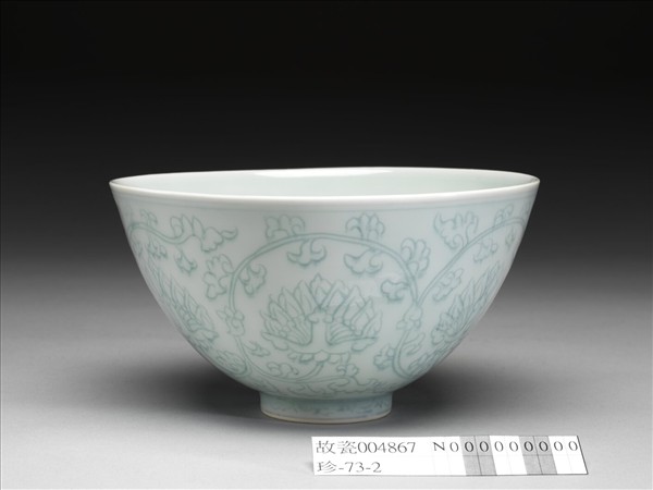 淺青釉劃花纏枝花卉紋蓮子碗