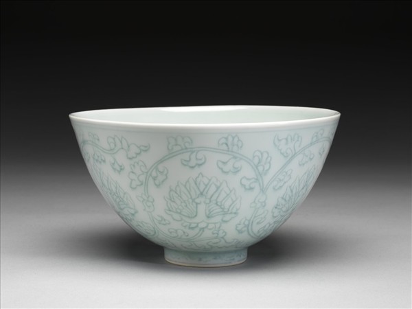 淺青釉劃花纏枝花卉紋蓮子碗