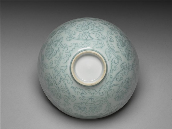 淺青釉劃花纏枝花卉紋蓮子碗