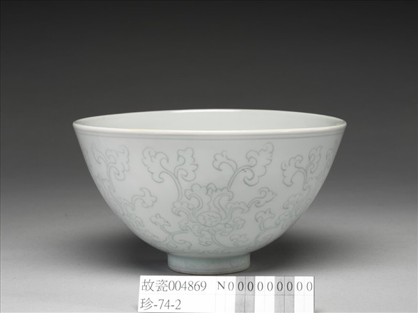 淺青釉劃花纏枝花卉紋蓮子碗