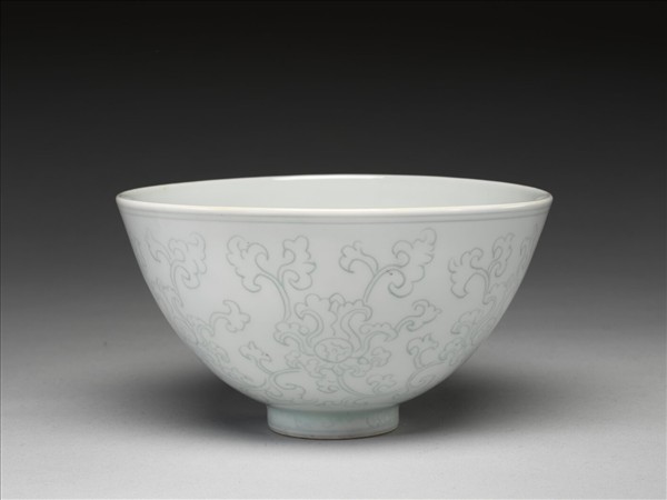 淺青釉劃花纏枝花卉紋蓮子碗