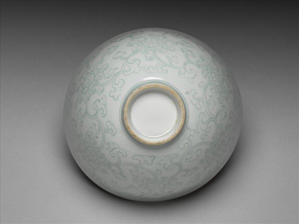 淺青釉劃花纏枝花卉紋蓮子碗