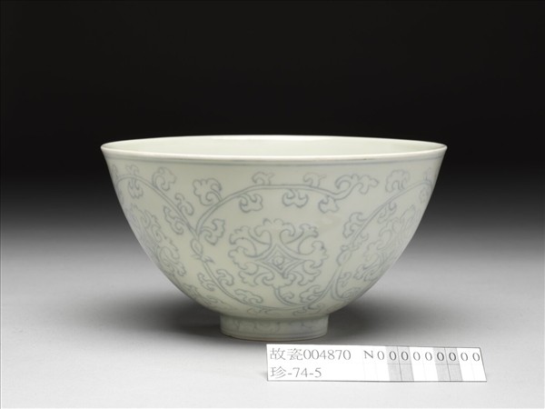 淺青釉劃花纏枝花卉紋蓮子碗