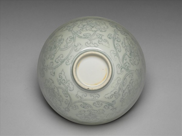 淺青釉劃花纏枝花卉紋蓮子碗