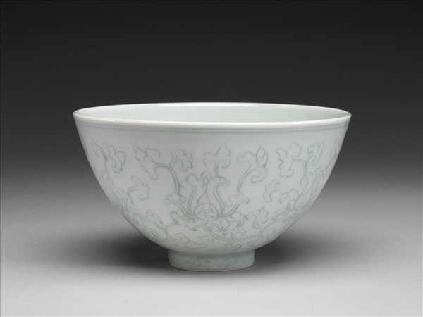 淺青釉劃花纏枝花卉紋蓮子碗