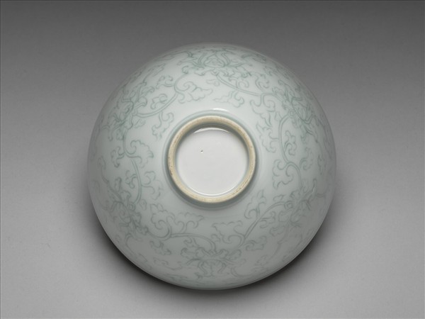 淺青釉劃花纏枝花卉紋蓮子碗