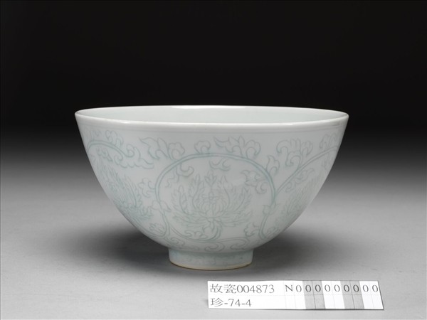 淺青釉劃花纏枝花卉紋蓮子碗