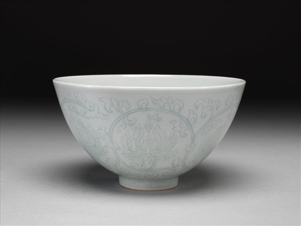 淺青釉劃花纏枝花卉紋蓮子碗
