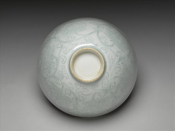 淺青釉劃花纏枝花卉紋蓮子碗