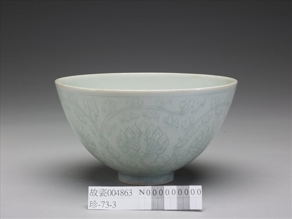淺青釉劃花纏枝花卉紋蓮子碗