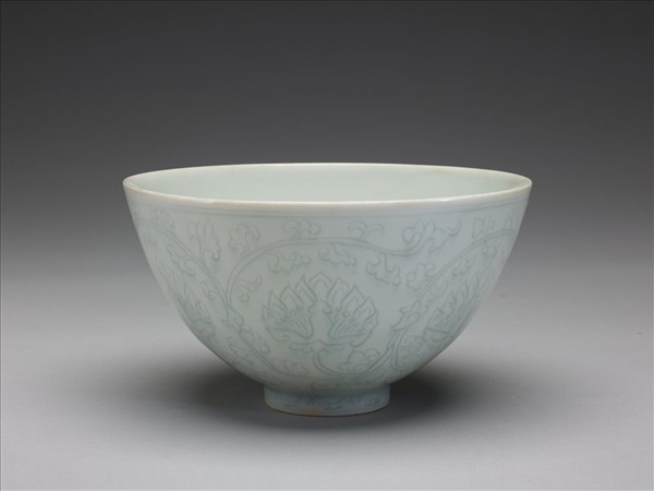 淺青釉劃花纏枝花卉紋蓮子碗