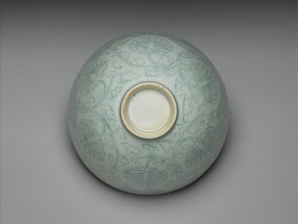 淺青釉劃花纏枝花卉紋蓮子碗