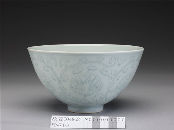 淺青釉劃花纏枝花卉紋蓮子碗