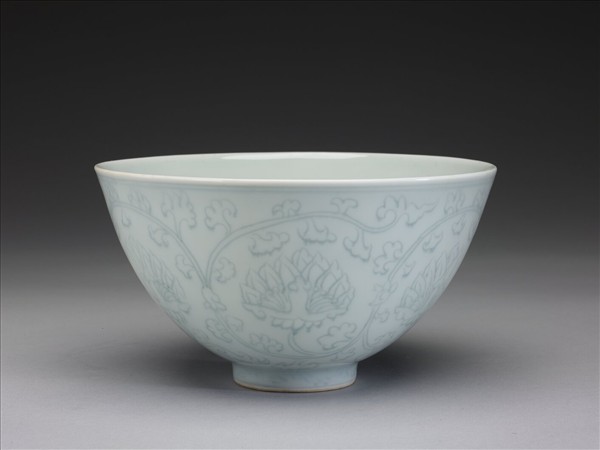 淺青釉劃花纏枝花卉紋蓮子碗
