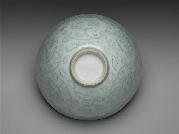 淺青釉劃花纏枝花卉紋蓮子碗